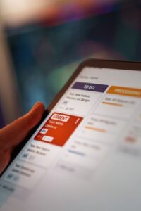 Elektroniczna akceptacja kosztów według działów i limitów